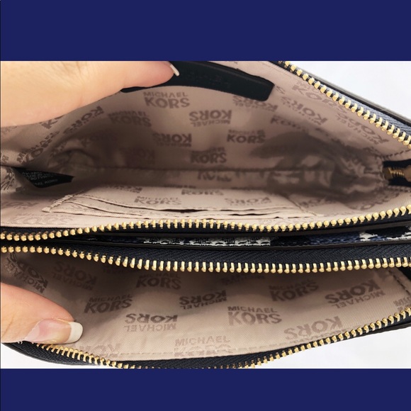 Gaby’sBags👜💕-NWT Michale Kors Wristlet Floral - Picture 5 of 6